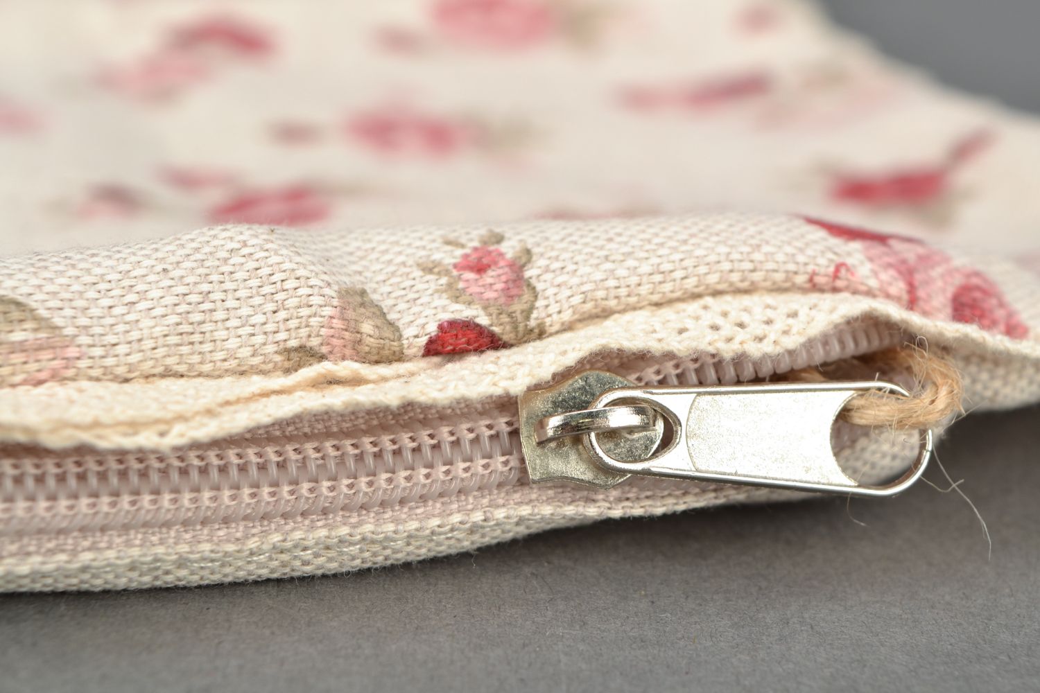 Petite taie d'oreiller motif fleurs en coton et polyamide faite main Rose rouge photo 4