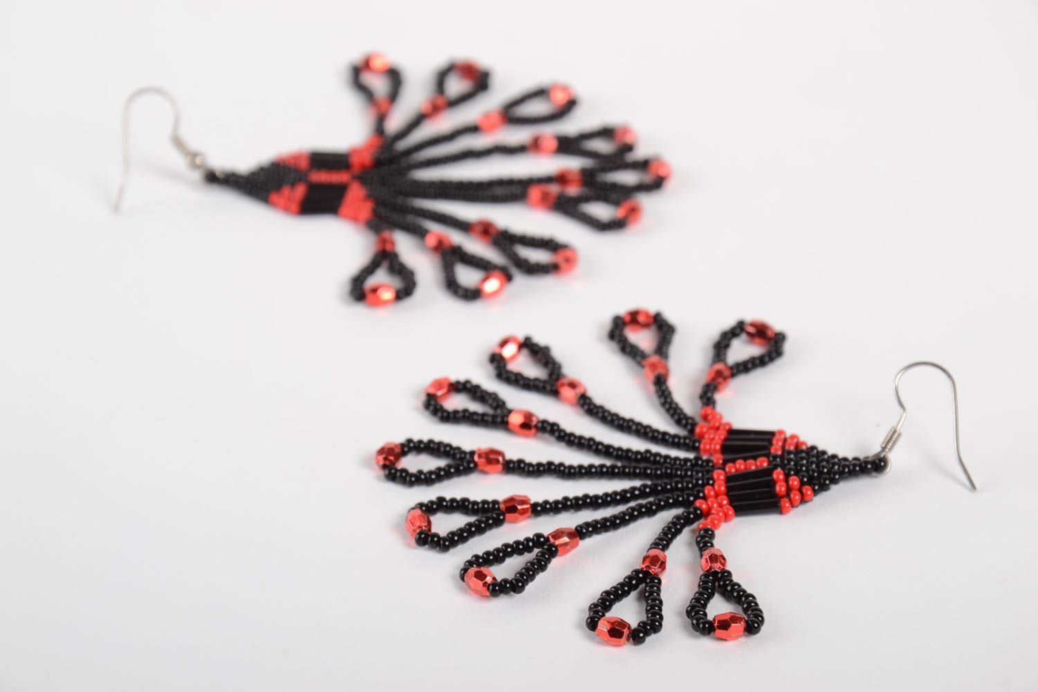 Ажурные серьги из бисера длинные черные с красным подвески красивые хэнд мейд фото 4