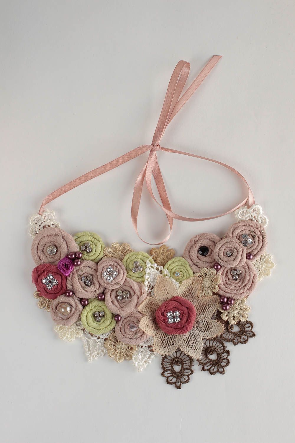 Колье из бусин украшение ручной работы текстильное колье цветочное на ленте фото 4