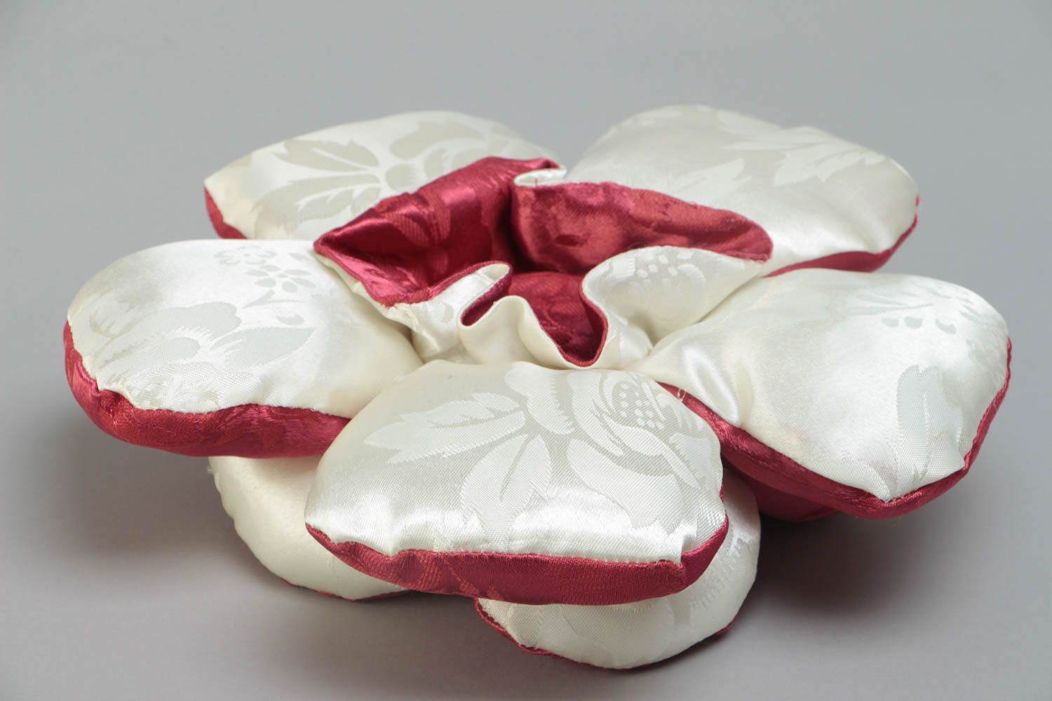 Диванная подушка в виде цветка из атласа ручной работы бордовая красивая фото 4