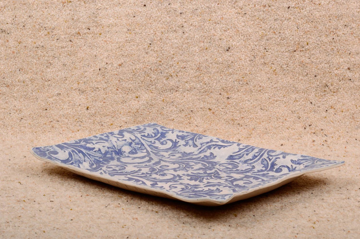 Бело-синяя керамическая тарелка для интерьера ручной работы из белой глины фото 3