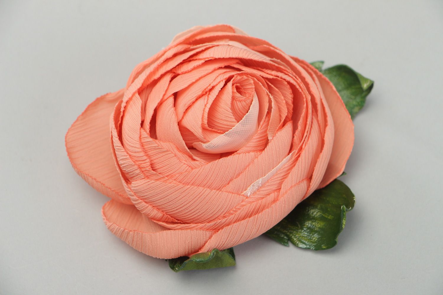 Шифоновая брошь в виде цветка кораллового цвета ручной работы для женщин авторская фото 1
