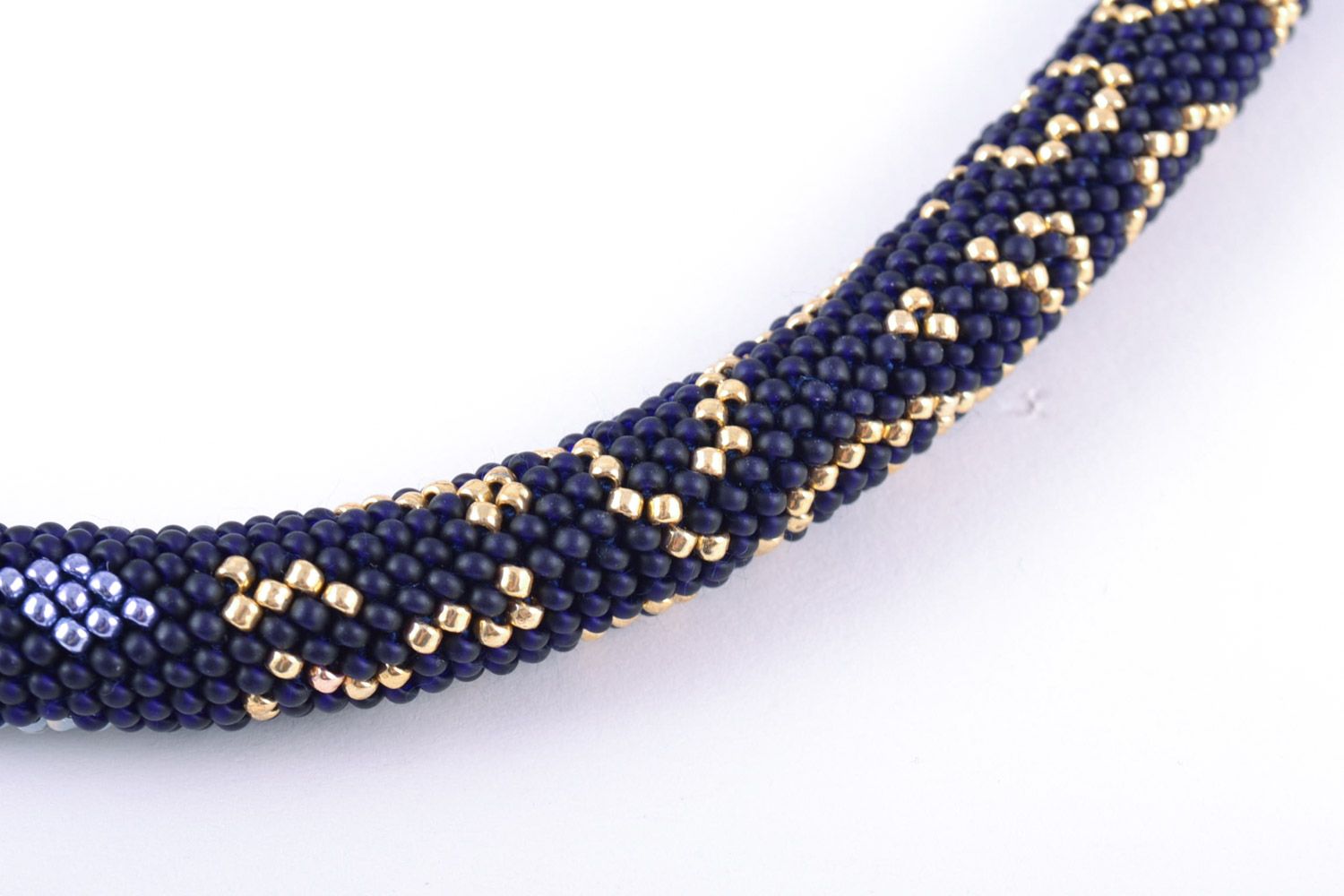 Collier crocheté en perles de rocaille tchèques bleu ornements jaunes fait main photo 2