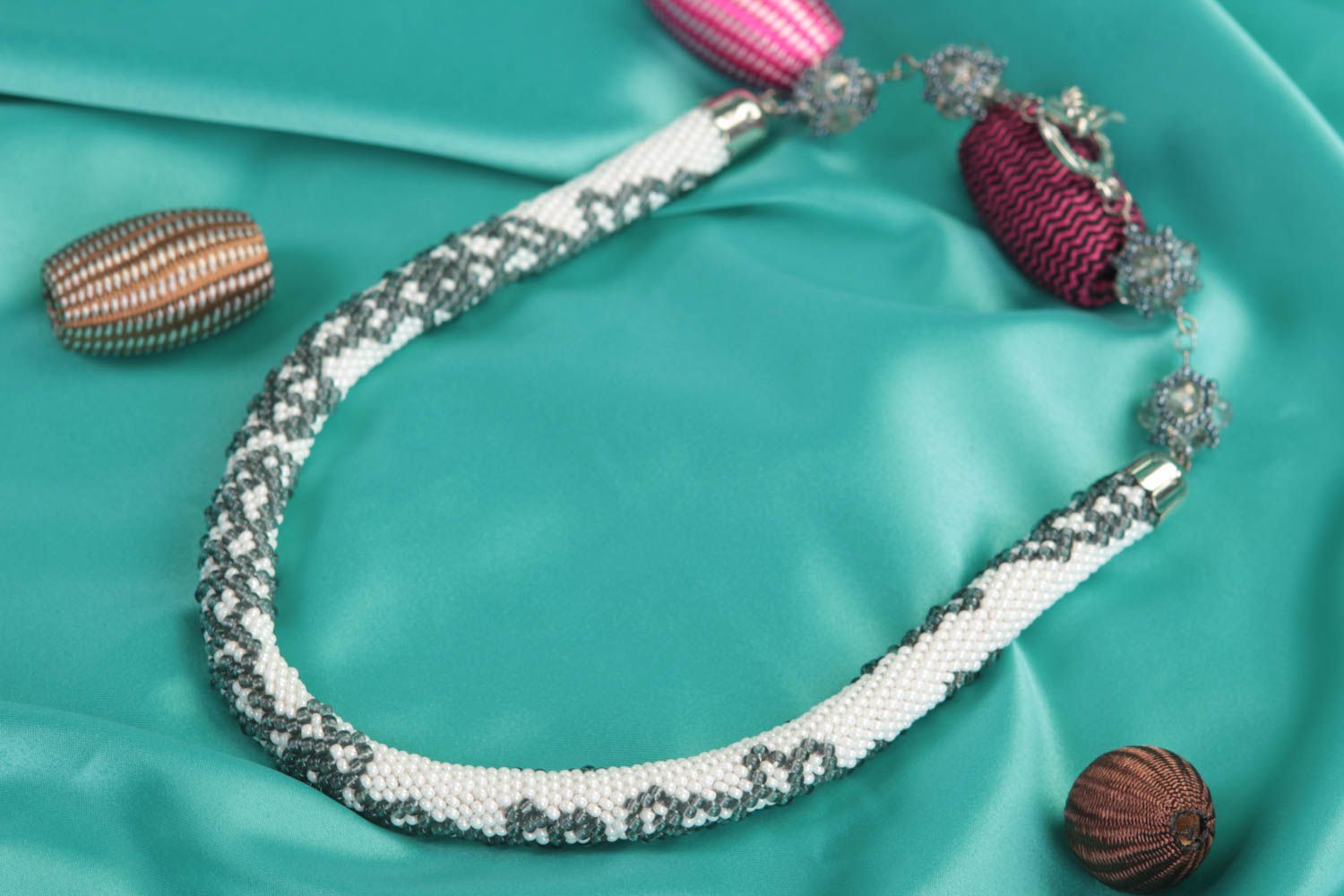 Collier spirale Bijou fait main blanc gris perles rocaille Accessoire femme photo 1