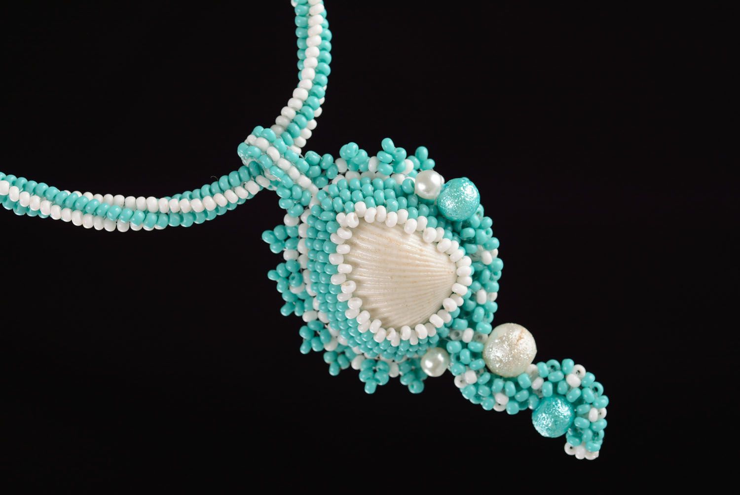 Collier avec pendentif en perles de rocaille et coquillage de mer  photo 2