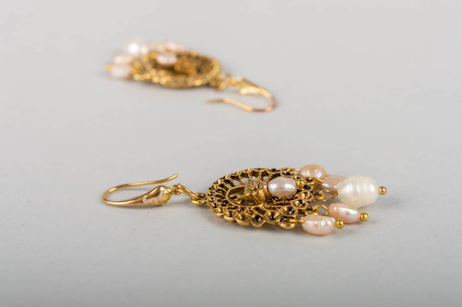 Pendientes de perlas y latón hechos a mano delicados elegantes hermosos  foto 3