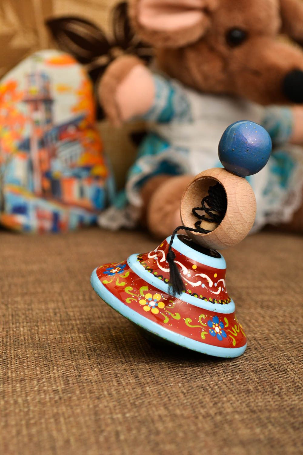 Trompo de madera hecho a mano regalo original juguete para niños con ornamentos foto 1