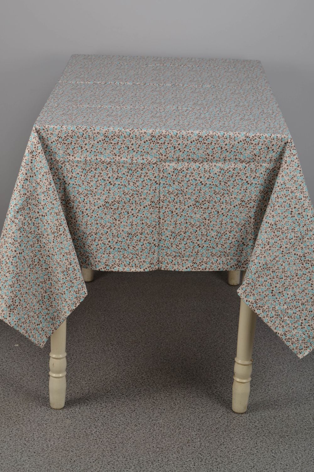 Handgemachte Tischdecke für quaderförmigen Tisch mit kleinen Blumen foto 2
