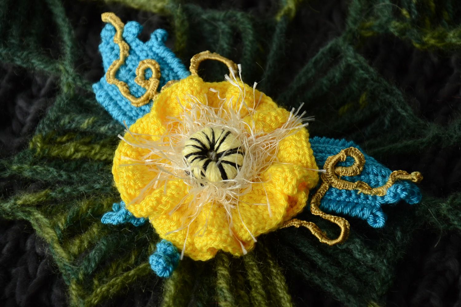 Broche en tissu faite main en fils acryliques et cotonniers Fleur jaune photo 1