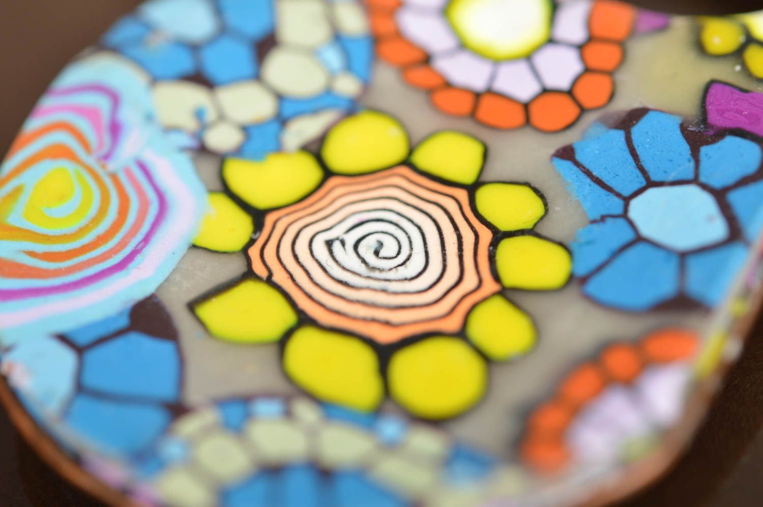 Pendentif massif de forme originale en pâte polymère mosaïque multicolore photo 5