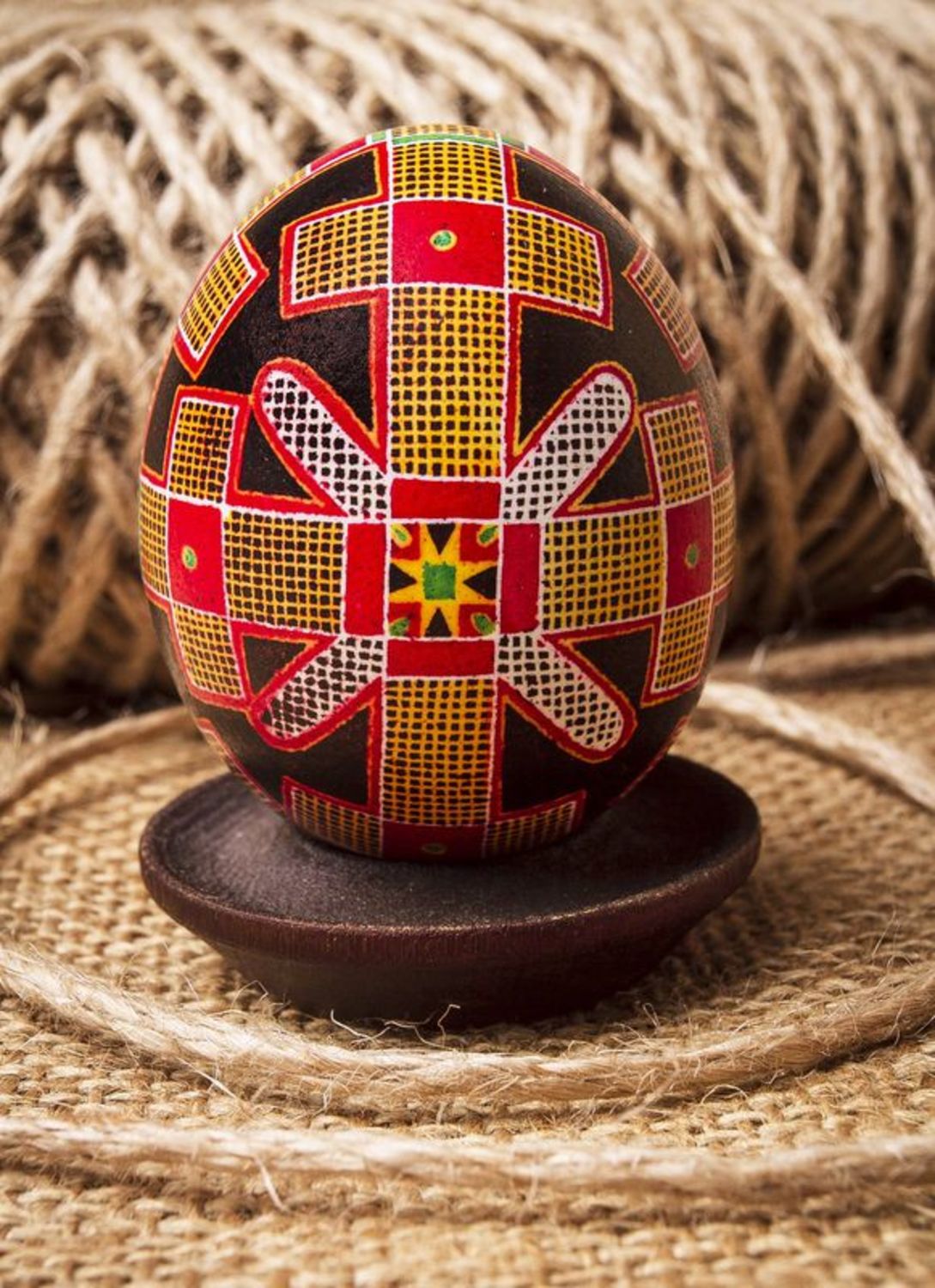 L'uovo di Pasqua dipinto a mano L'uovo decorativo fatto a mano L'uovo pasquale foto 1
