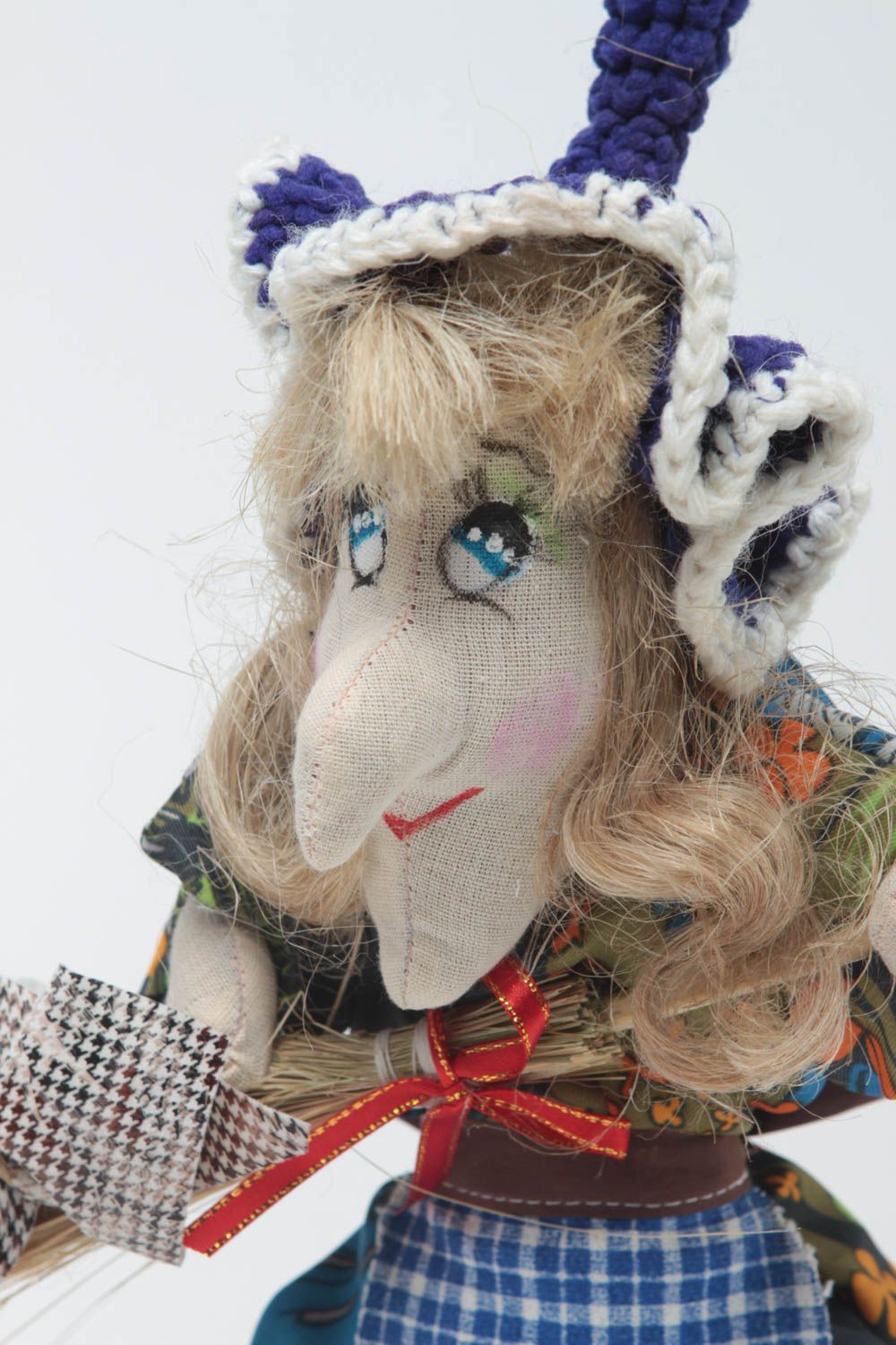 Игрушка кукла из ткани Баба яга небольшого размера в шляпе забавная хэнд мейд фото 3