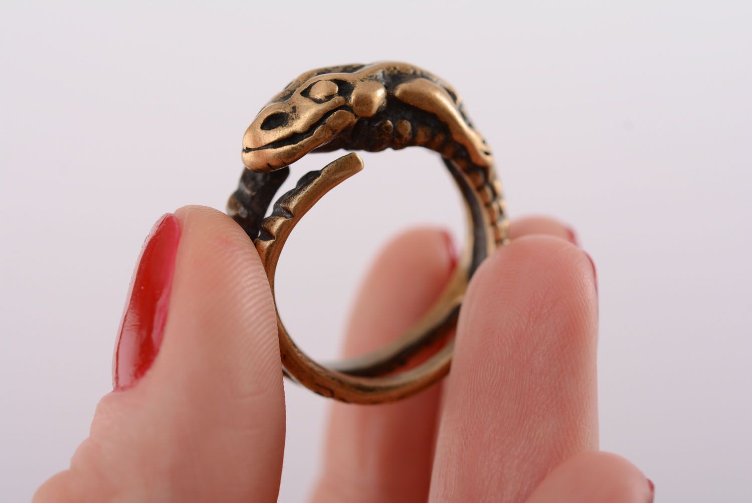 Bague en bronze faite main Ouroboros bijou original et pratique pour femme photo 4