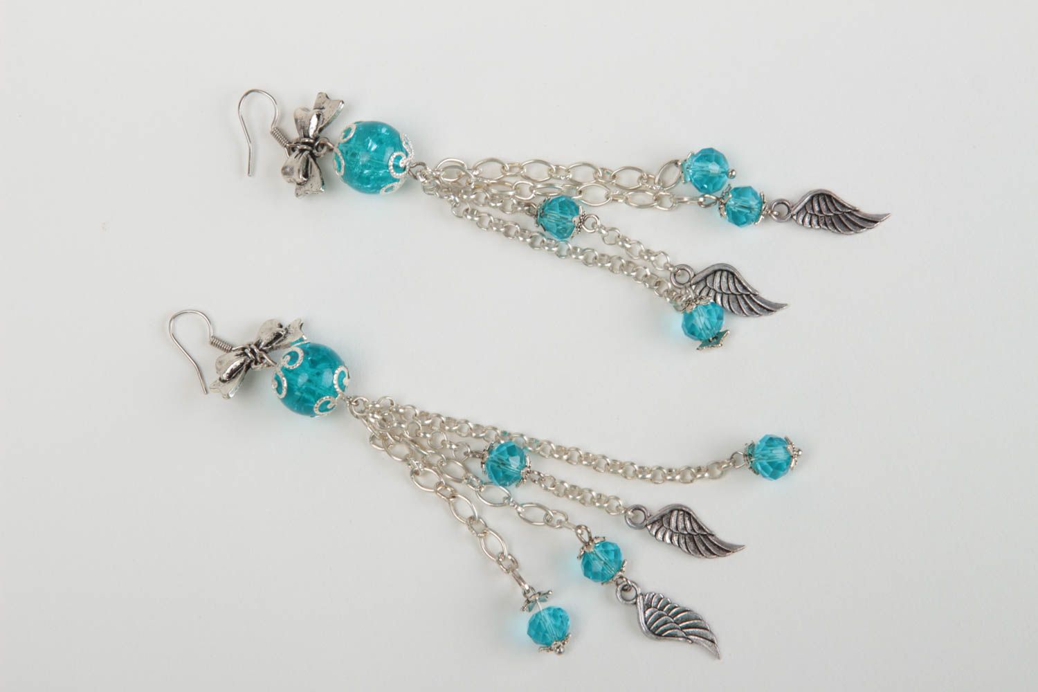 Boucles d'oreilles pendantes faites main en métal et perles de cristal bleu photo 2