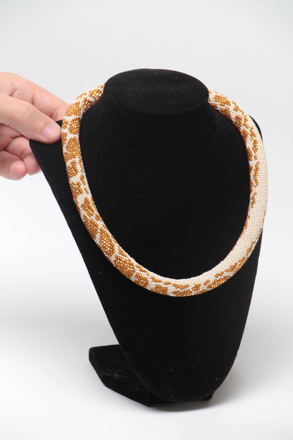 Collar de abalorios hecho a mano hermoso blanco con oro para mujer  foto 4