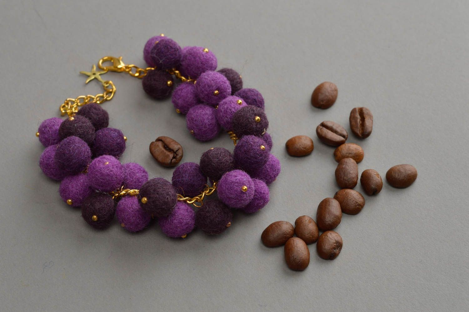 Bracelet violet boules en laine feutrée fait main sur chaîne de créateur photo 1