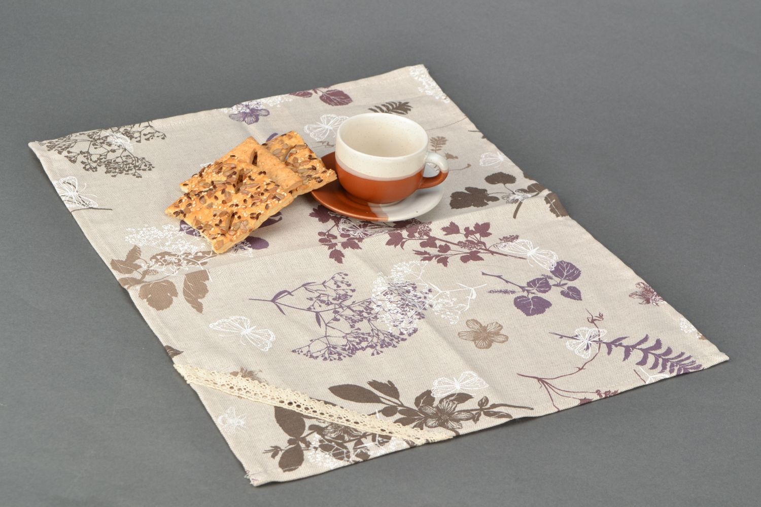 Napperon rectangulaire décoratif en tissu beige imprimé avec dentelle fait main photo 1