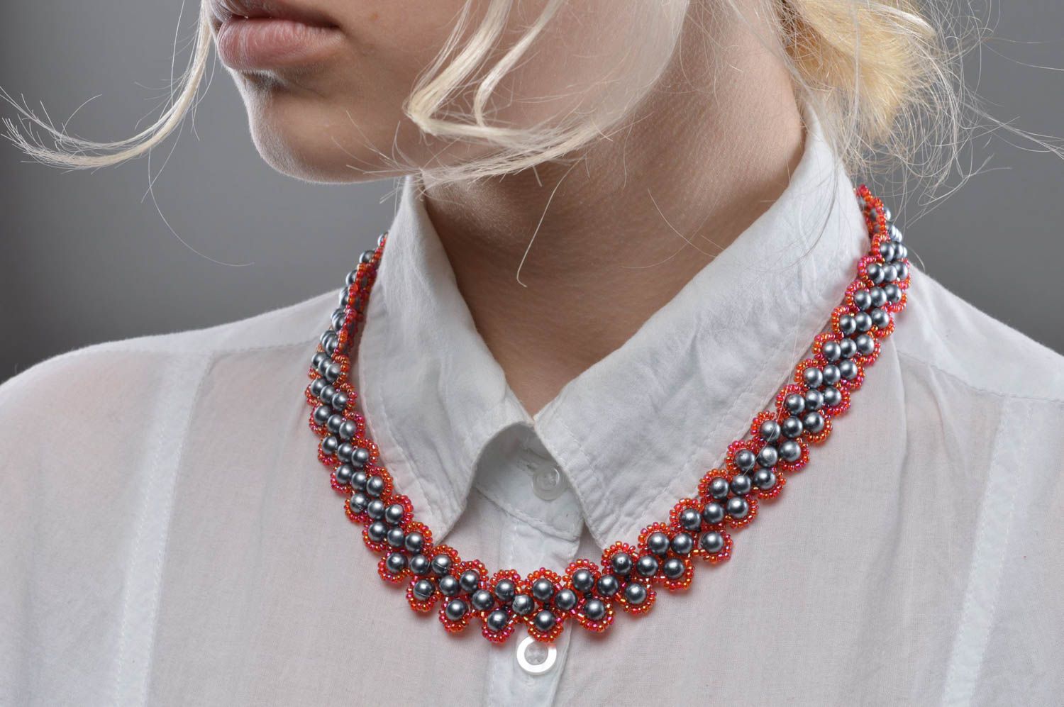 Collier en perles de fantaisie et perles de rocaille gris-rouge fait main photo 5