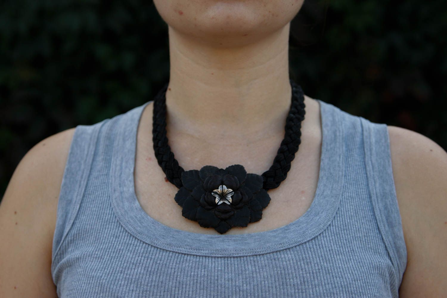 Collier en cuir naturel Bijou fait main noir avec fleur Cadeau pour femme photo 2