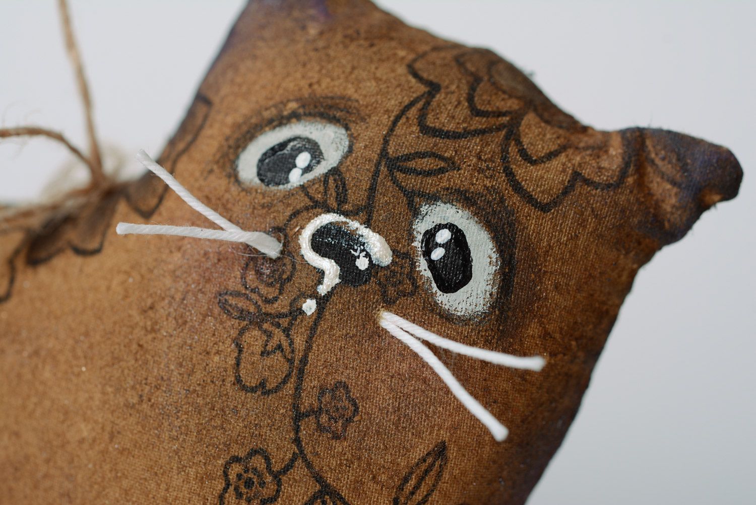 Мягкая игрушка ручной работы котик из хлопка с пропиткой кофе расписной фото 2