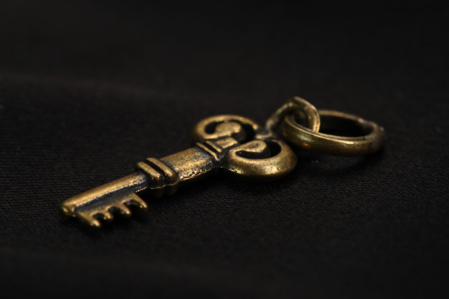 Pendentif clé en bronze fait main photo 2