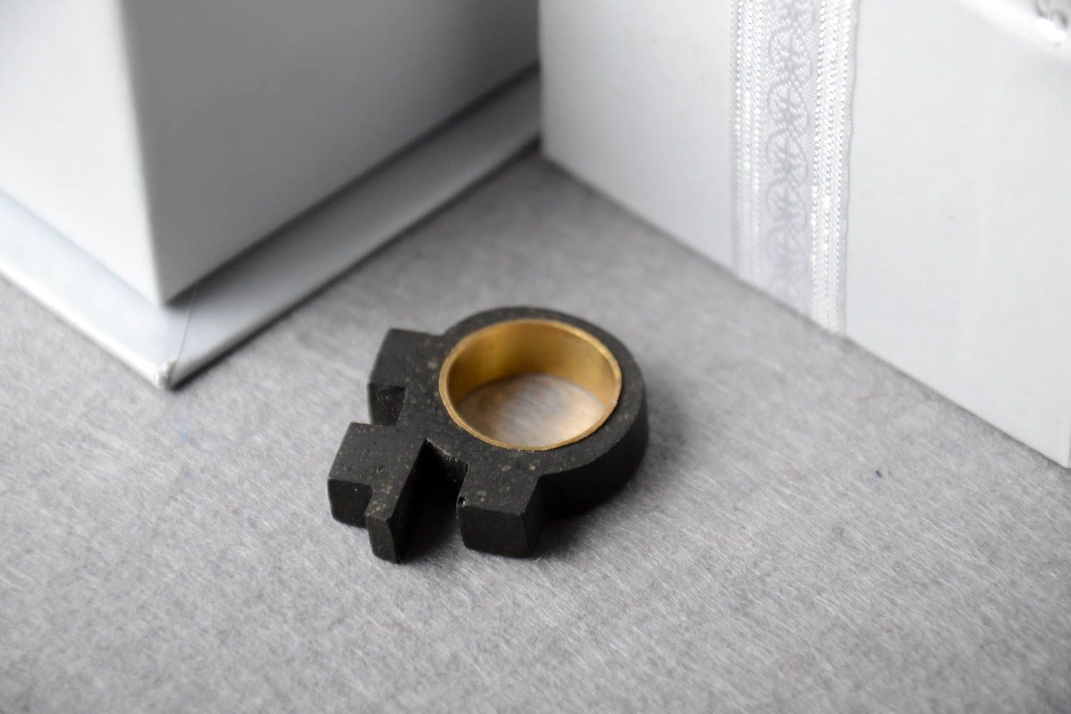 Черное кольцо ручной работы красивое кольцо из бетона кольцо из латуни фото 1