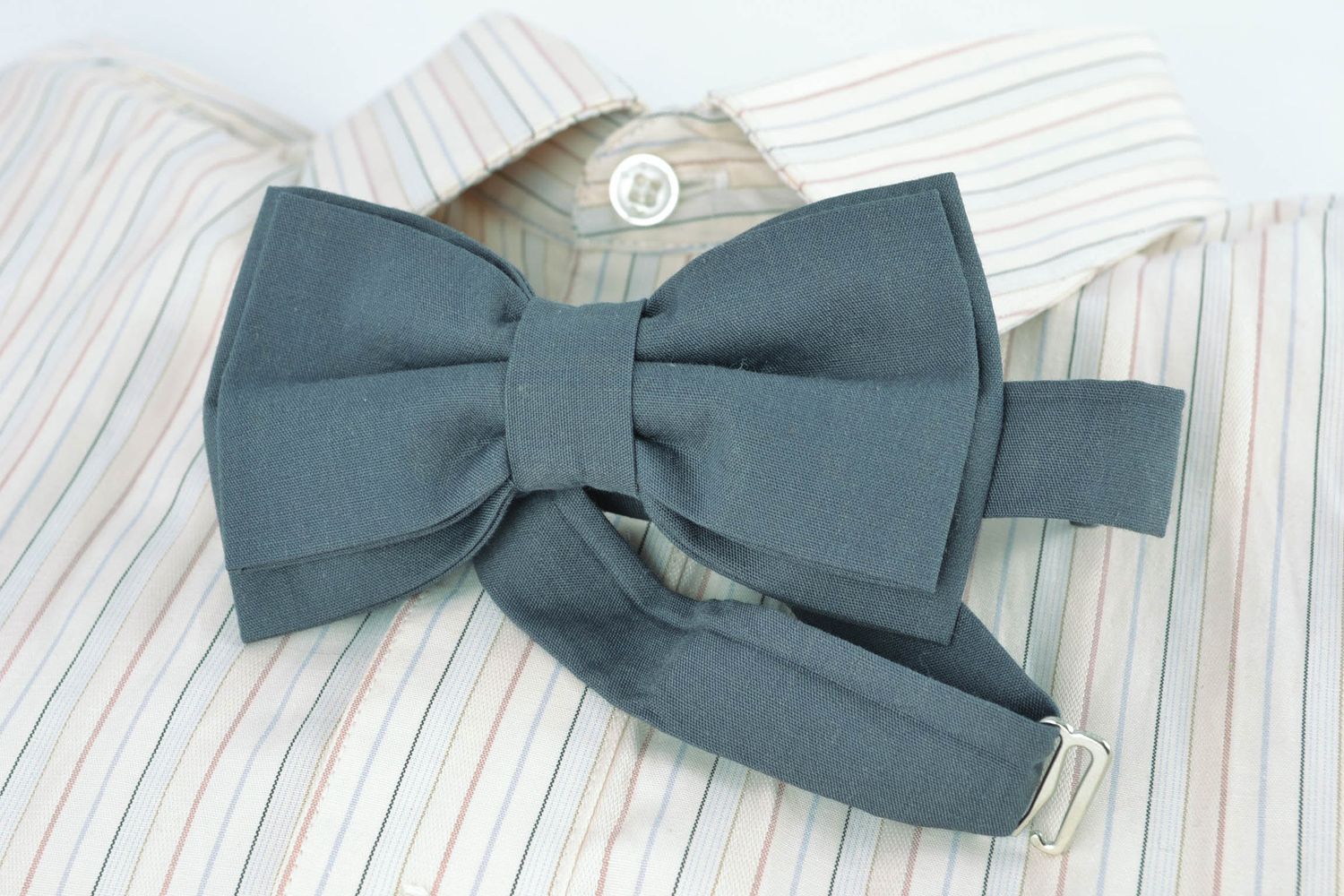 Текстильный галстук-бабочка серый фото 1