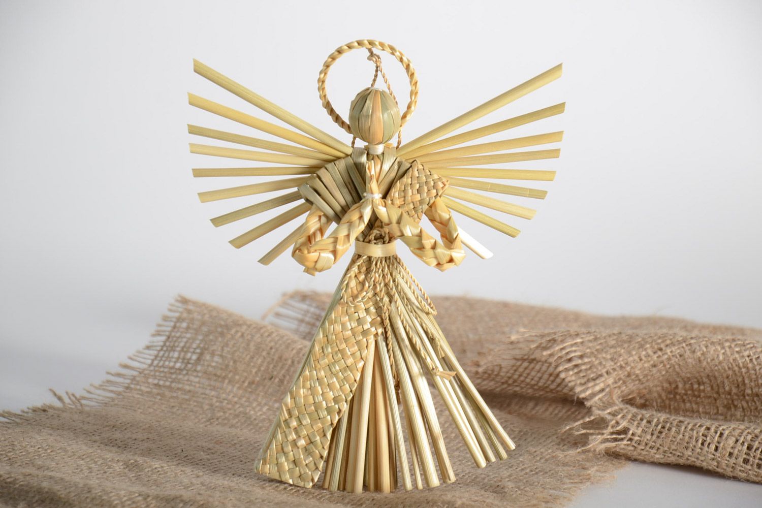 Интерьерная подвеска плетеная из соломы ручной работы Ангел-хранитель в детскую фото 1