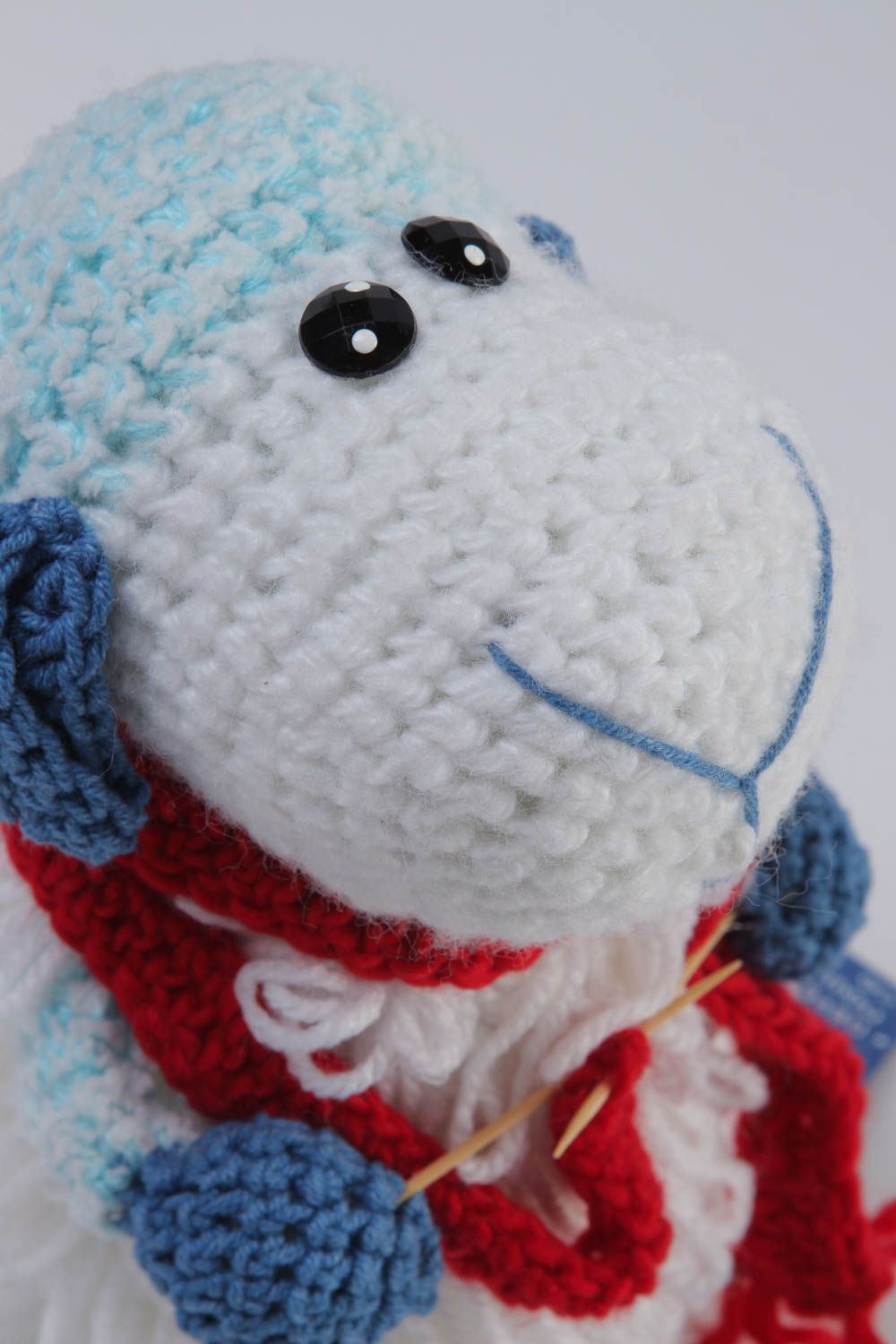 Jouet tricoté Peluche faite main brebis en écharpe rouge Cadeau enfant déco photo 3