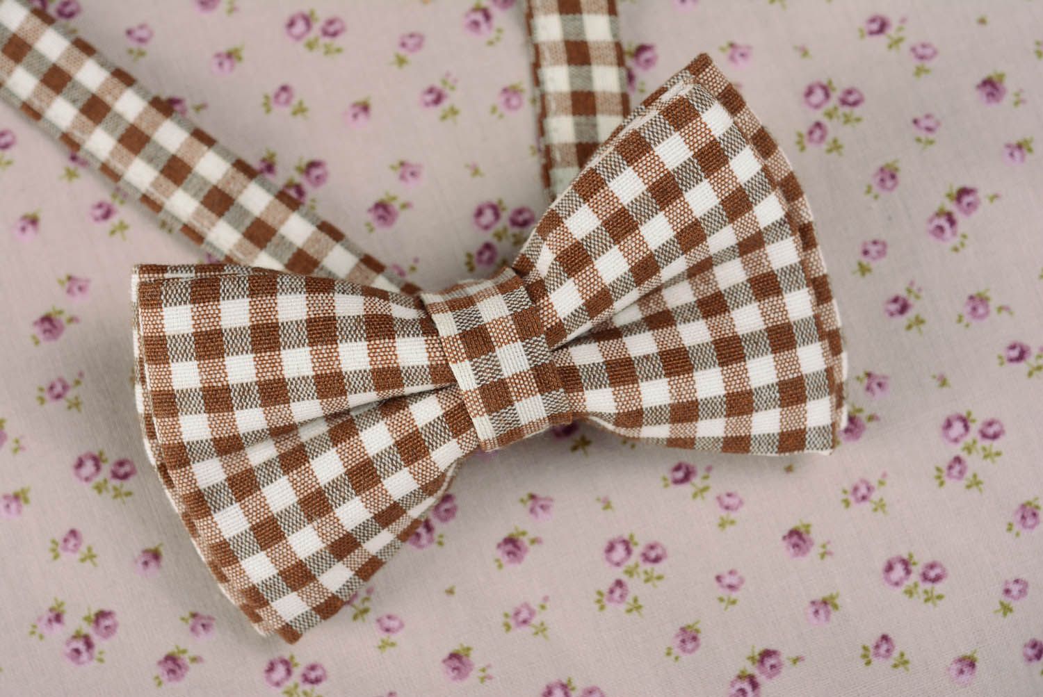 Gravata borboleta xadrez costurada de gabardine foto 3
