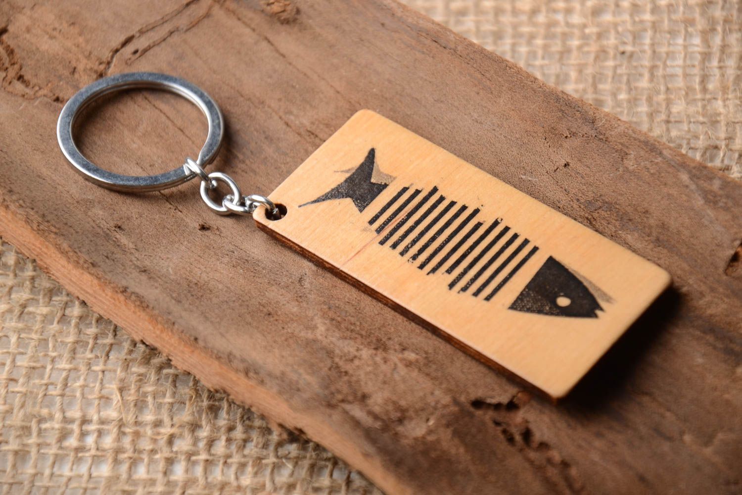 Porte-clés en bois fait main rectangulaire avec poisson Accessoire design photo 1