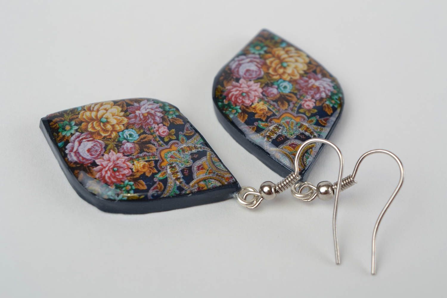 Romantische handmade Ohrringe mit Anhängern aus Polymerton mit Blumenmuster foto 4