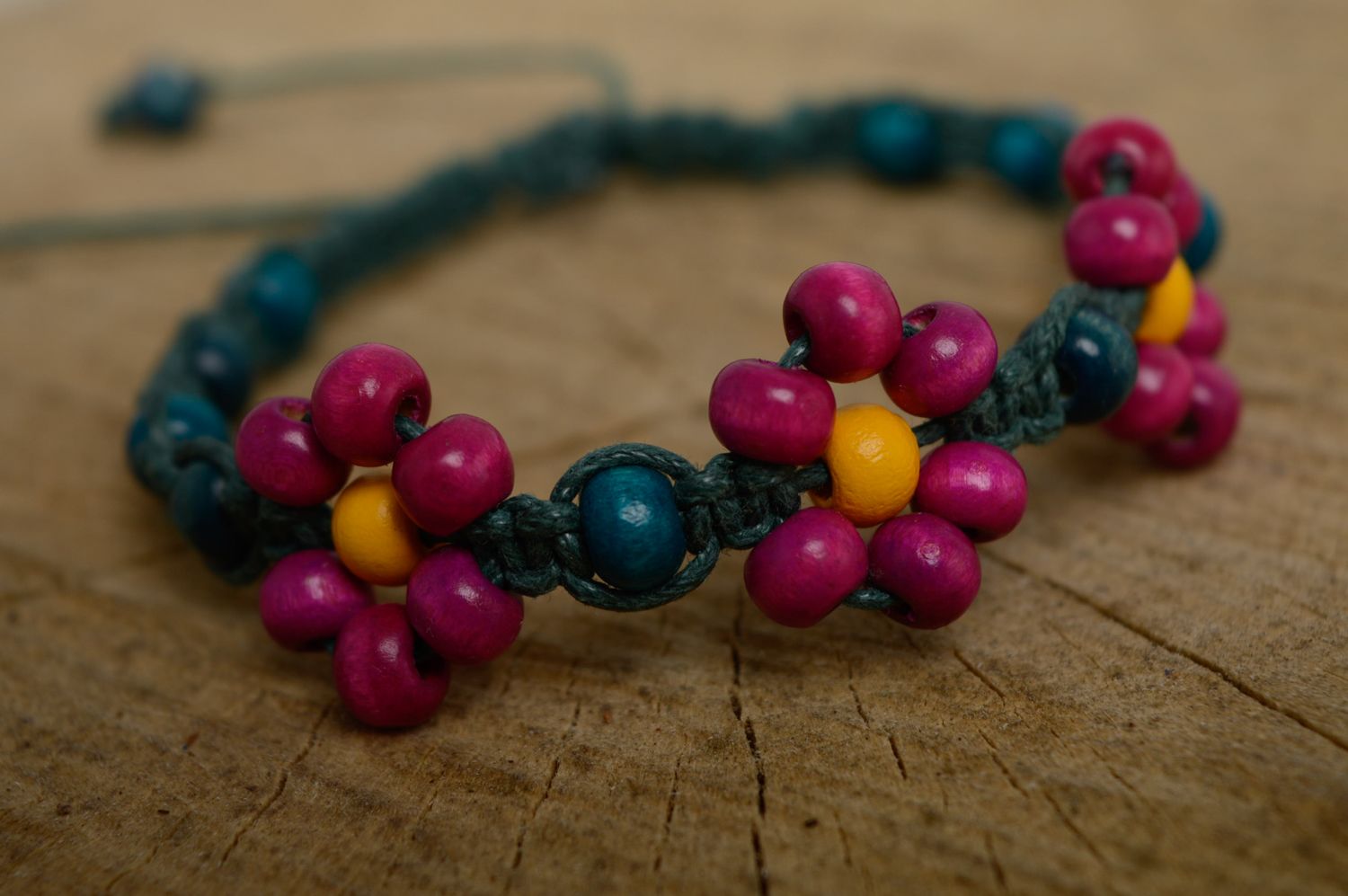 Bracelet en macramé tressé lacet ciré et perles multicolores en bois fait main photo 1