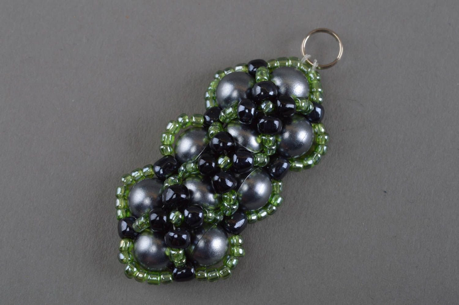 Porte-clés en perles de rocaille et perles fantaisie fait main vert anthracite photo 3
