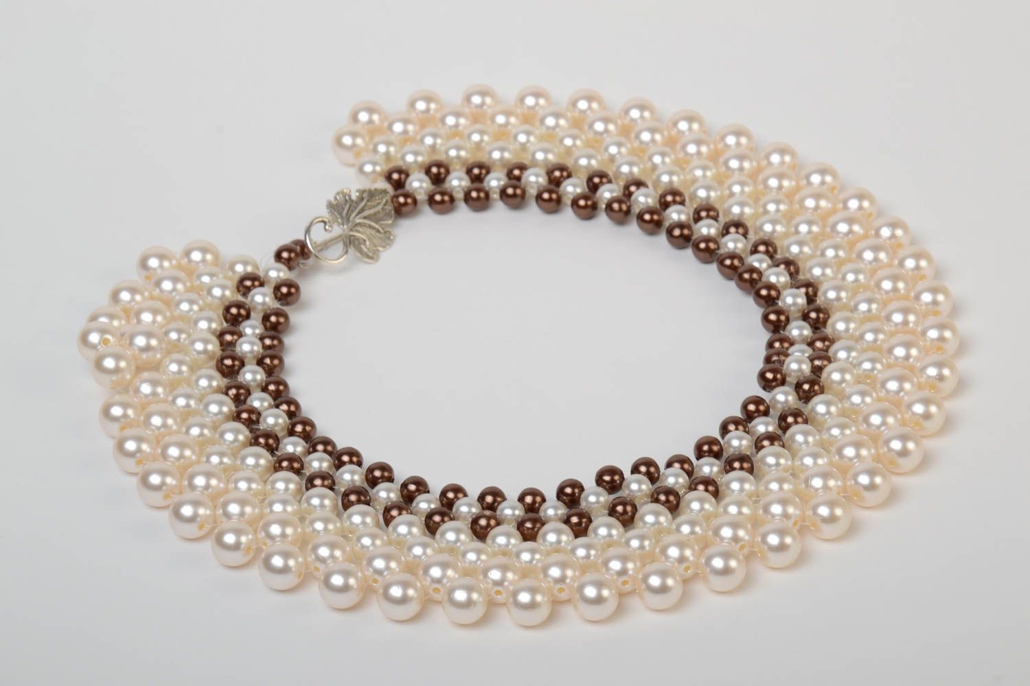 Ожерелье из бусин плетеное ажурное белое с коричневым нежное ручной работы фото 2