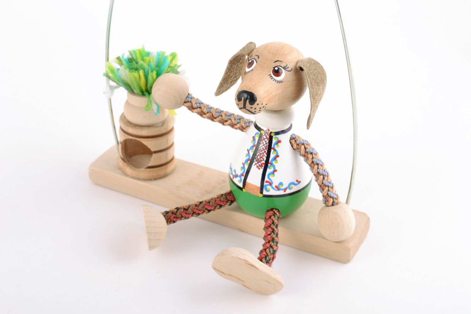 Деревянная игрушка кукла на лавке подвесная для декора и игр ручной работы фото 4