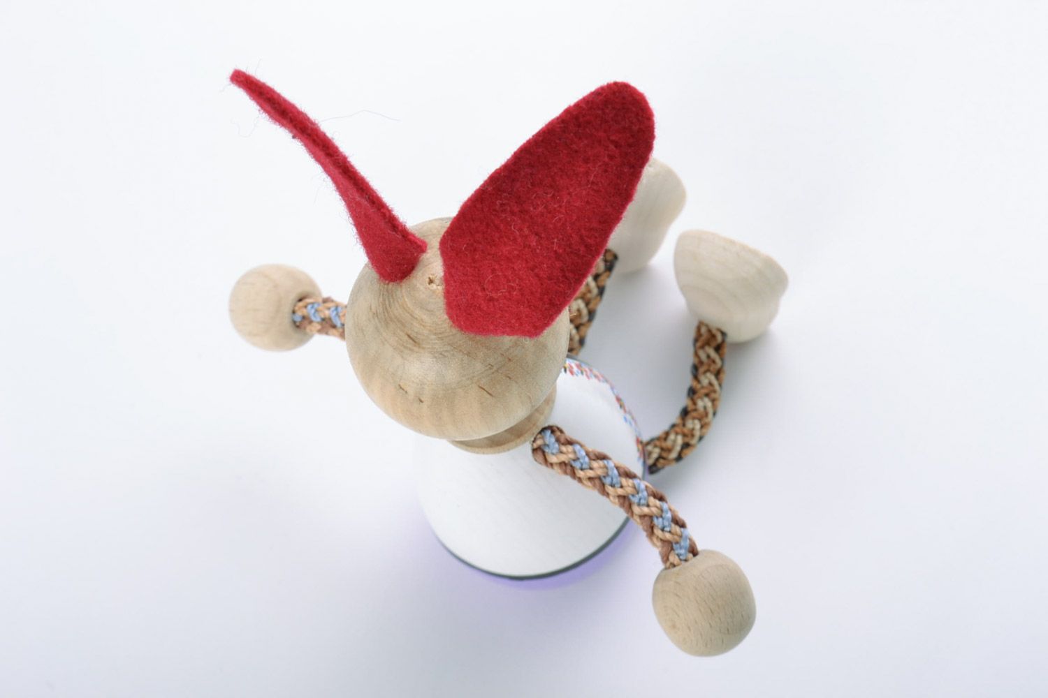 Handgemachtes buntes bemaltes geschnitztes Öko Spielzeug aus Holz Hase für Kinder foto 4
