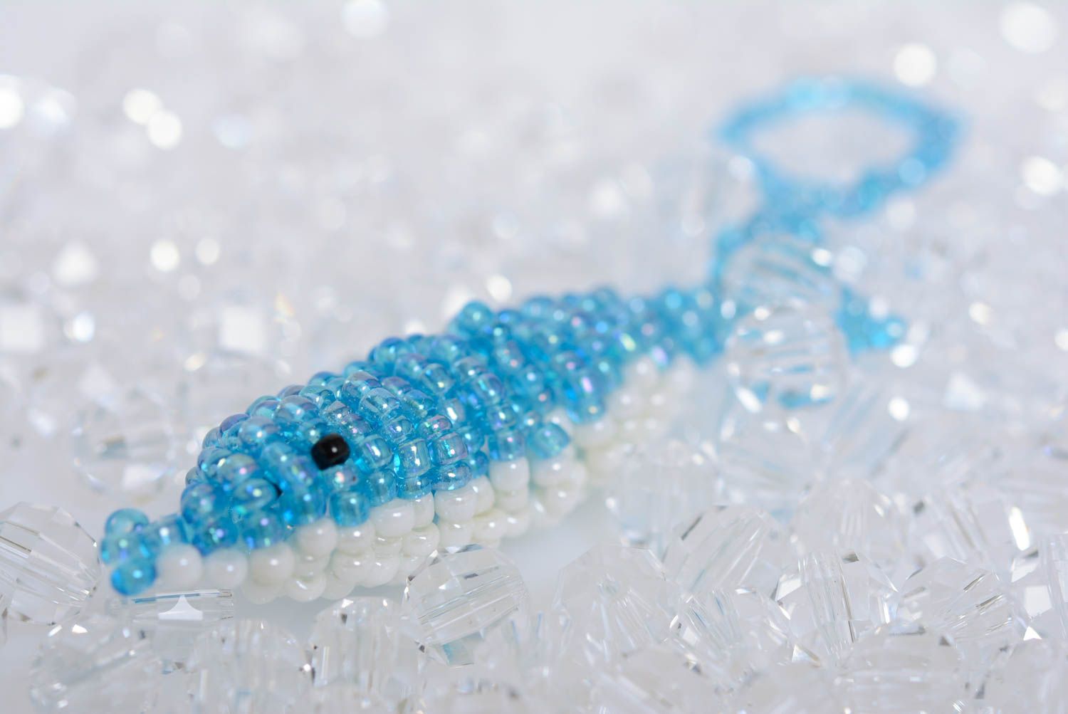 Брелок для ключей в виде животного из бисера ручной работы голубой с белым фото 4