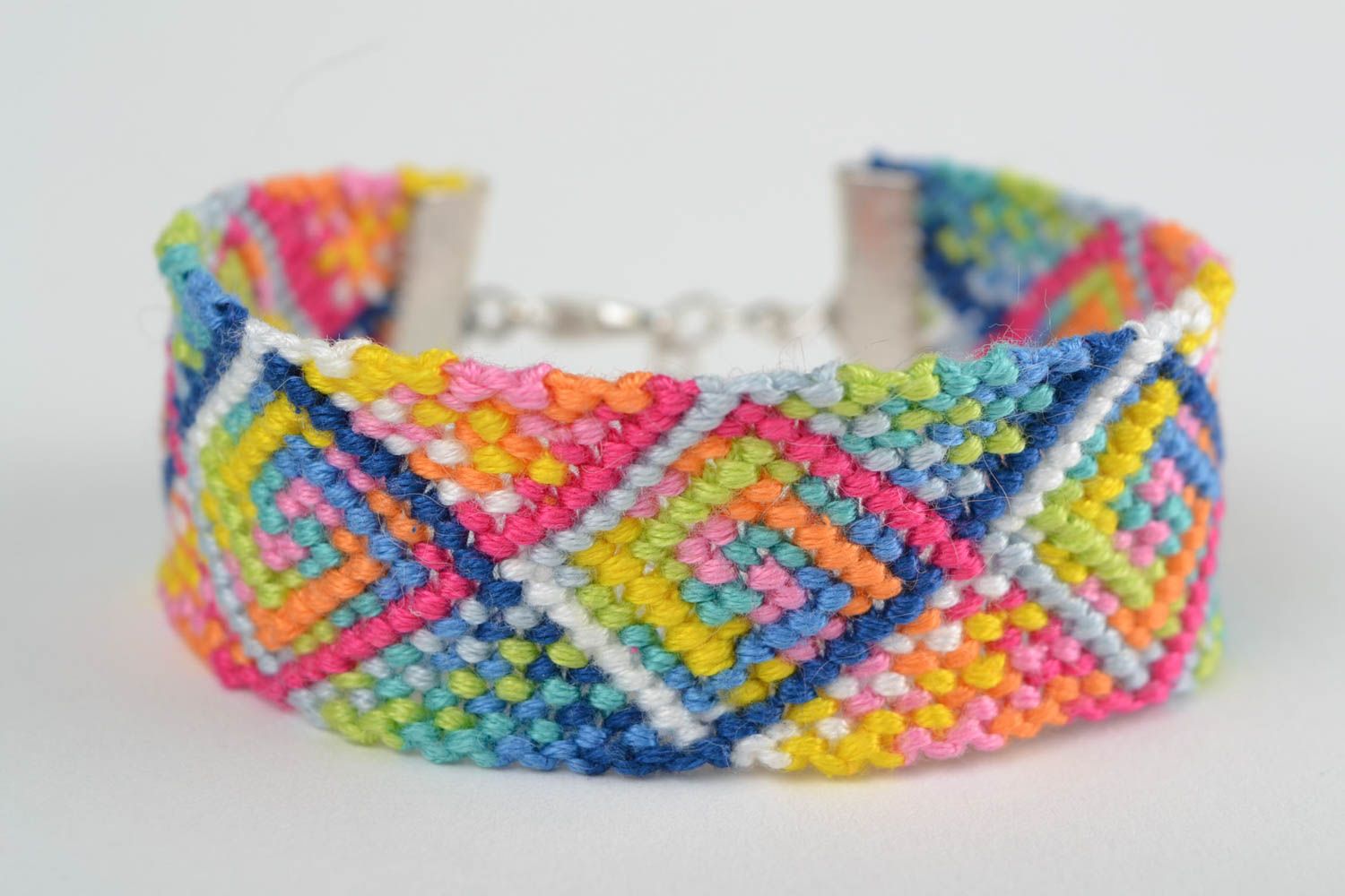 Large bracelet tressé en fils moulinés en macramé multicolore fait main femme photo 3