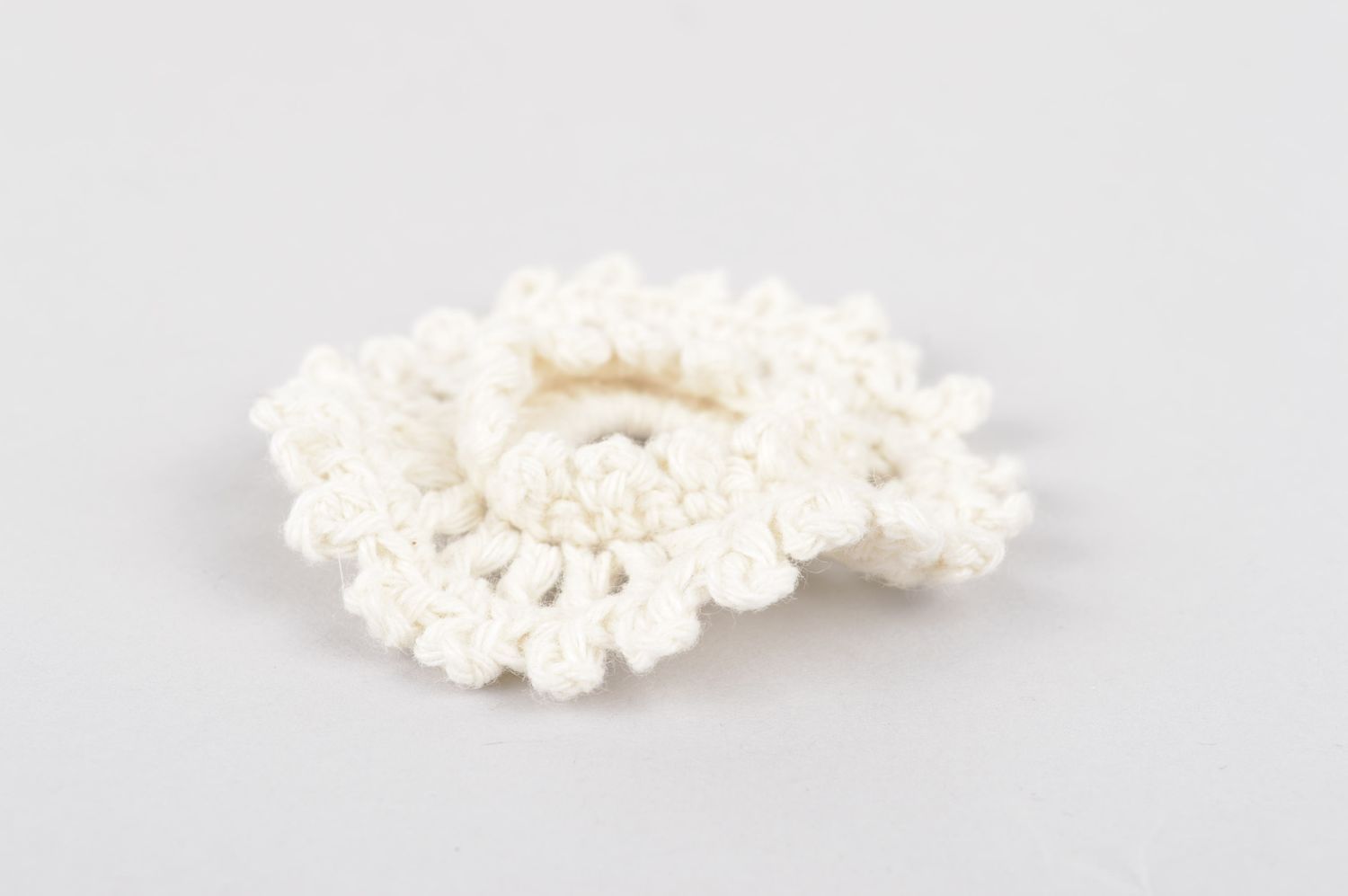 Handmade designer blank crocheted white flower textile brooch fittings photo 4