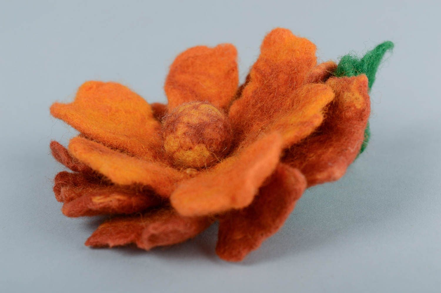 Blume Brosche Accessoire für Frauen handgemachter Schmuck aus Wolle orange foto 2