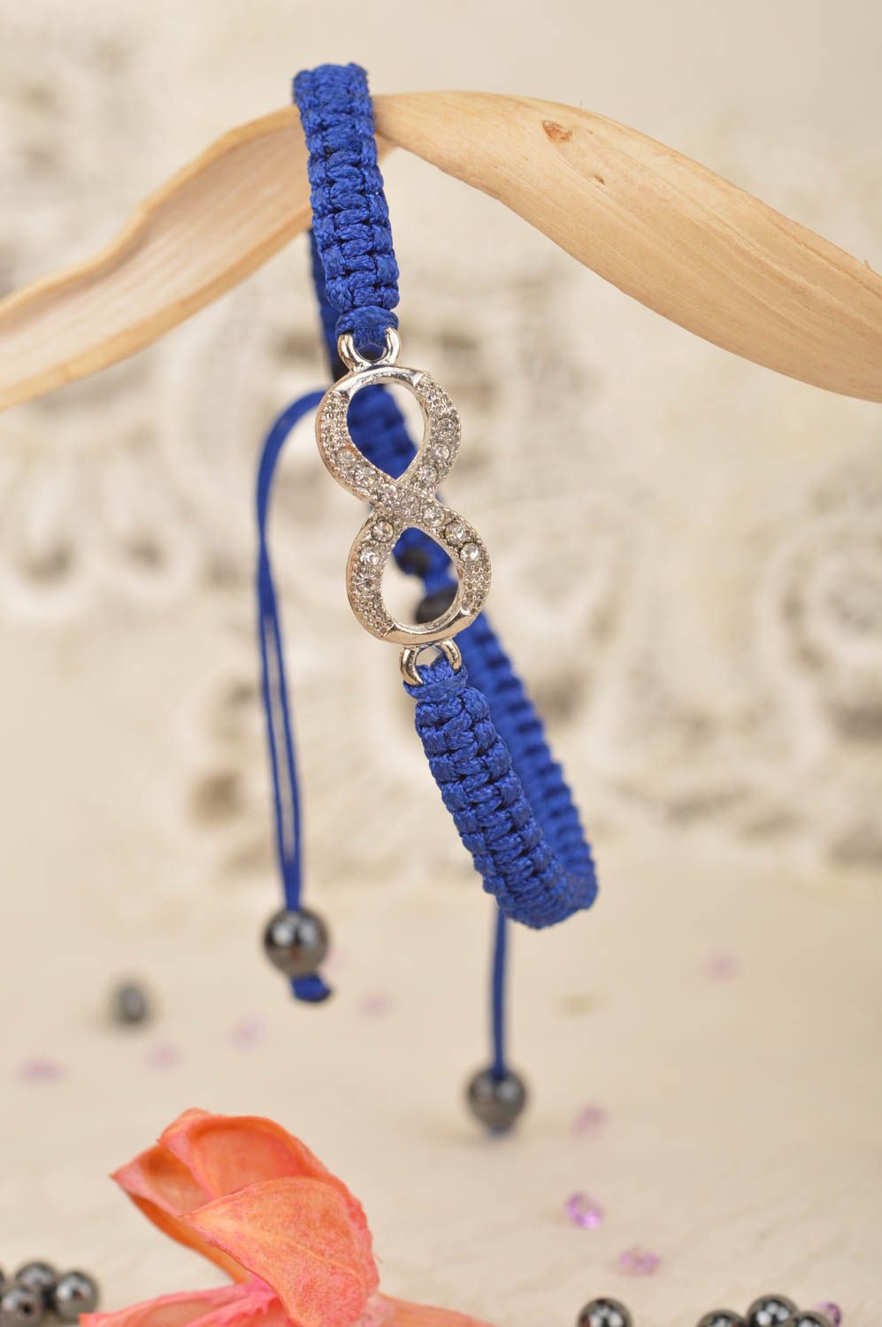 Плетеный браслет на руку из шелка с вставкой синий тонкий ручной работы фото 1