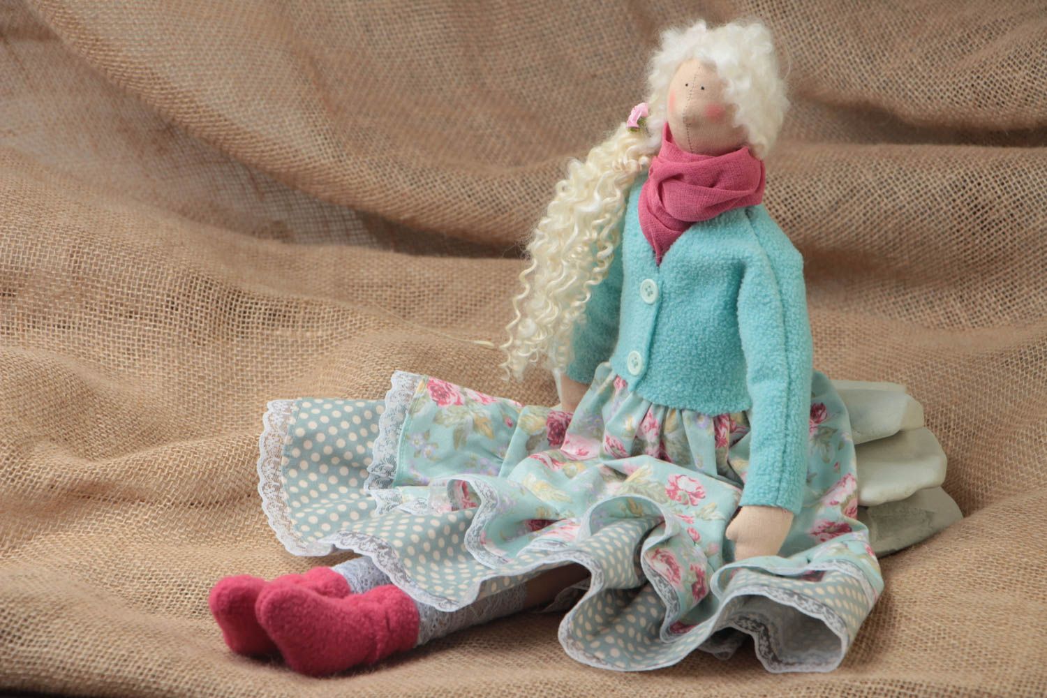 Игрушка кукла из ткани в голубом платье с белыми волосами красивая ручной работы фото 1