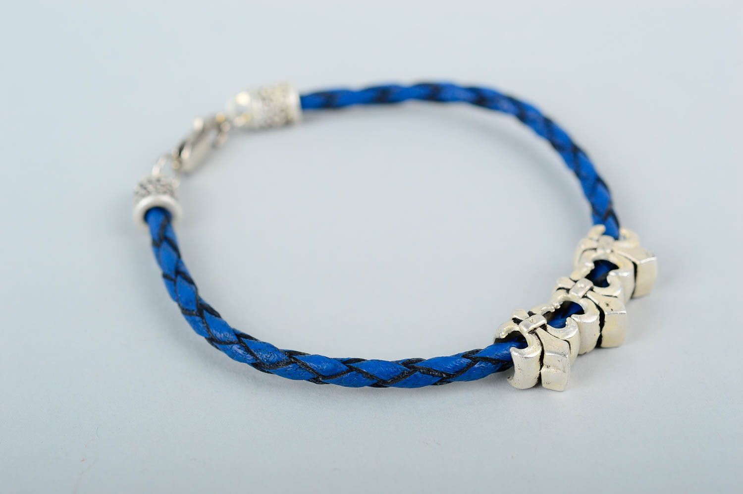 Синий кожаный браслет ручной работы украшение из кожи стильный браслет на руку фото 3