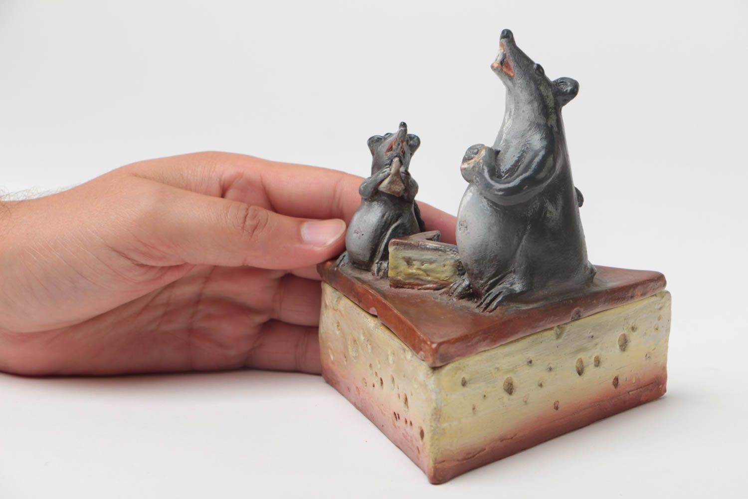 Boîte en céramique peinte de couleurs acryliques faite main Souris sur fromage photo 5