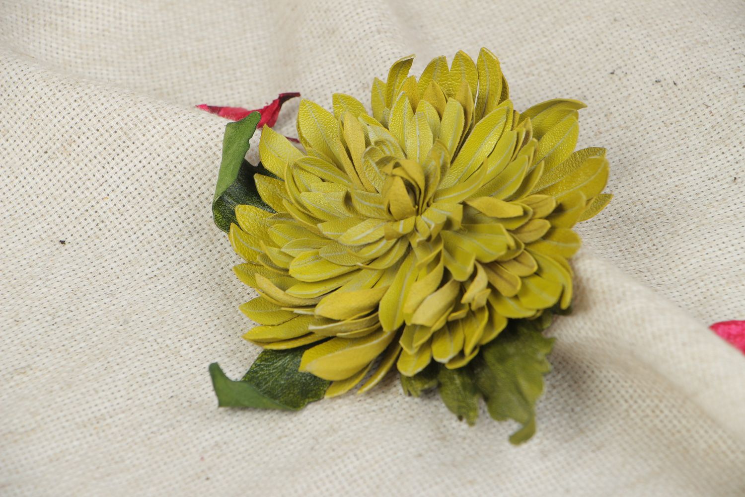 Желтая брошь из натуральной кожи в виде цветка крупная яркая фото 5