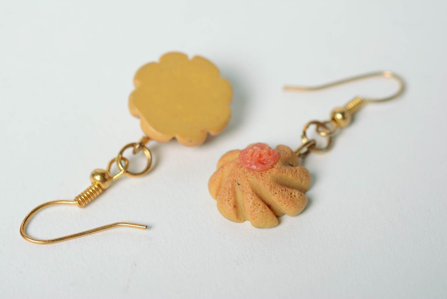 Boucles d'oreilles biscuits en pâte polymère faites main pendantes originales photo 5