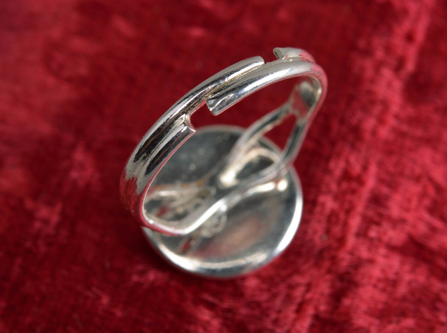 Кольцо с бабочкой в технике декупаж ручной работы с ювелирной смолой  светлое фото 2