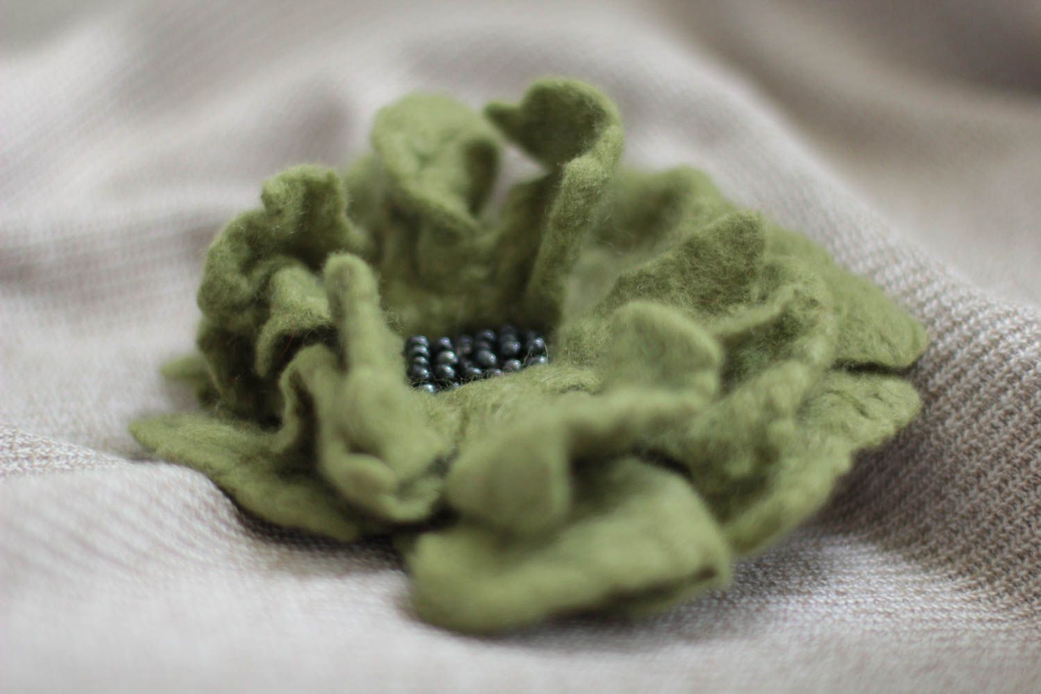 Broche verte Bijou fait main laine feutrée Accessoire femme design de créateur photo 5