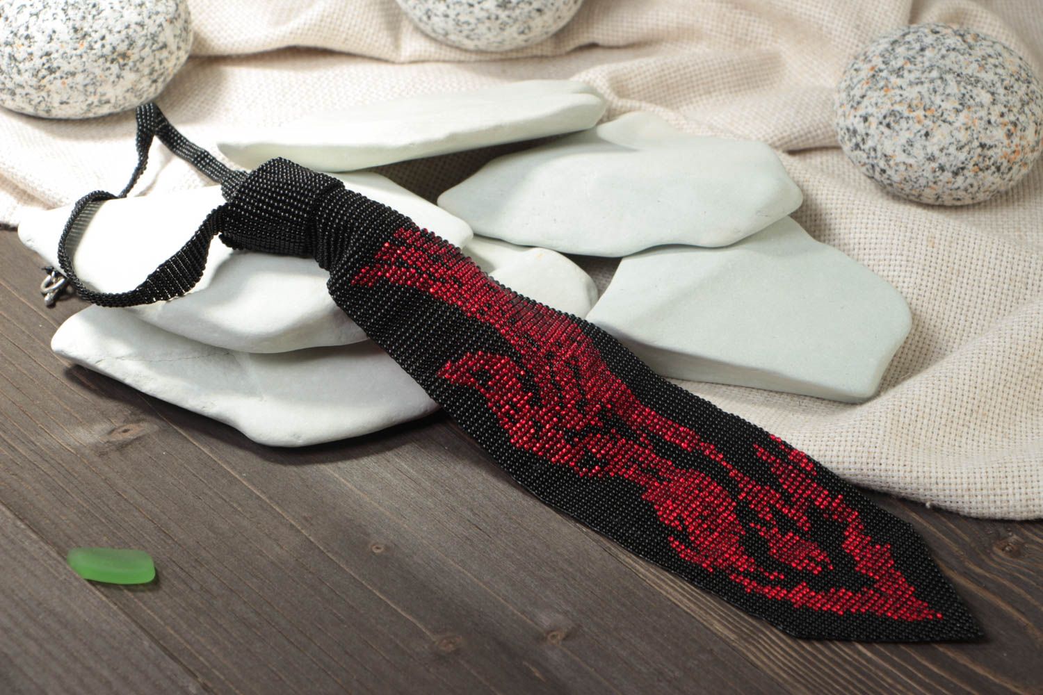 Collier cravate noir à motif rouge en perles de rocaille fait main original photo 1